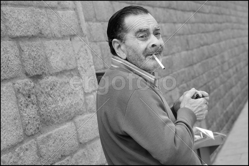 мужчина с сигаретой