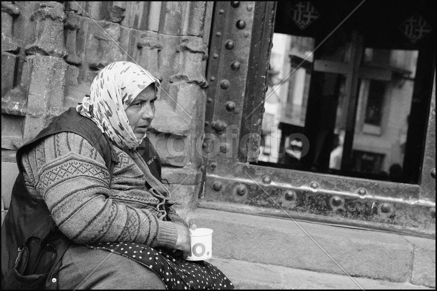 Нищая женщина