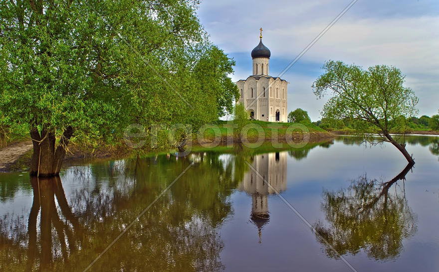 Церковь Покрова на Нерли во время разлива