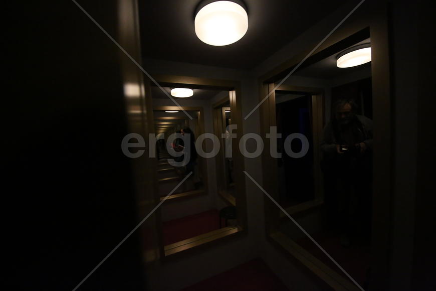 Инсталляция Леандро Эрлиха "Примерочные" 6-ая ежегодная выставка гибридного искусства Lexus Hybrid A