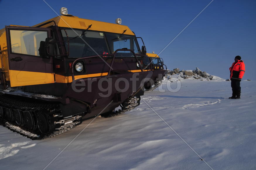 Тундра. Остатки цементного завода бывшей колонии. Ямало-ненецкий  автономный округ. Город Салехард, 