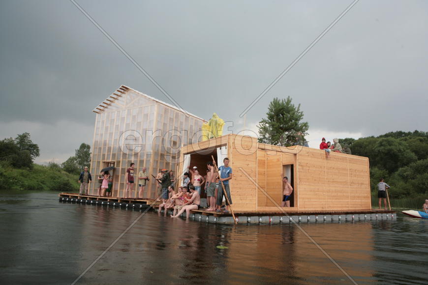 Река и плот