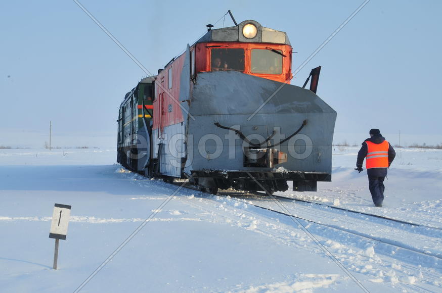Чистка снега в тундре. Ямало-ненецкий  автономный округ. Город Салехард, поселок Лабытнанги. фото Се