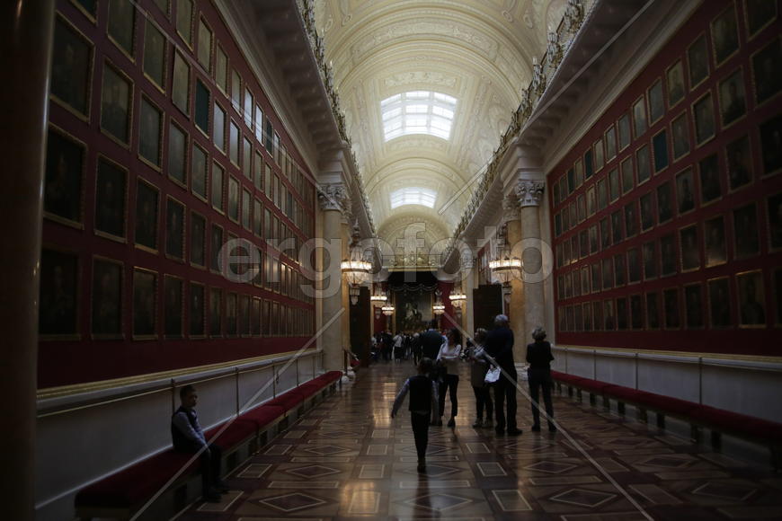 Туристы в музее Эрмитаж. Санкт-Петербруг