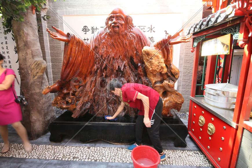 Статуя в кафе на улице