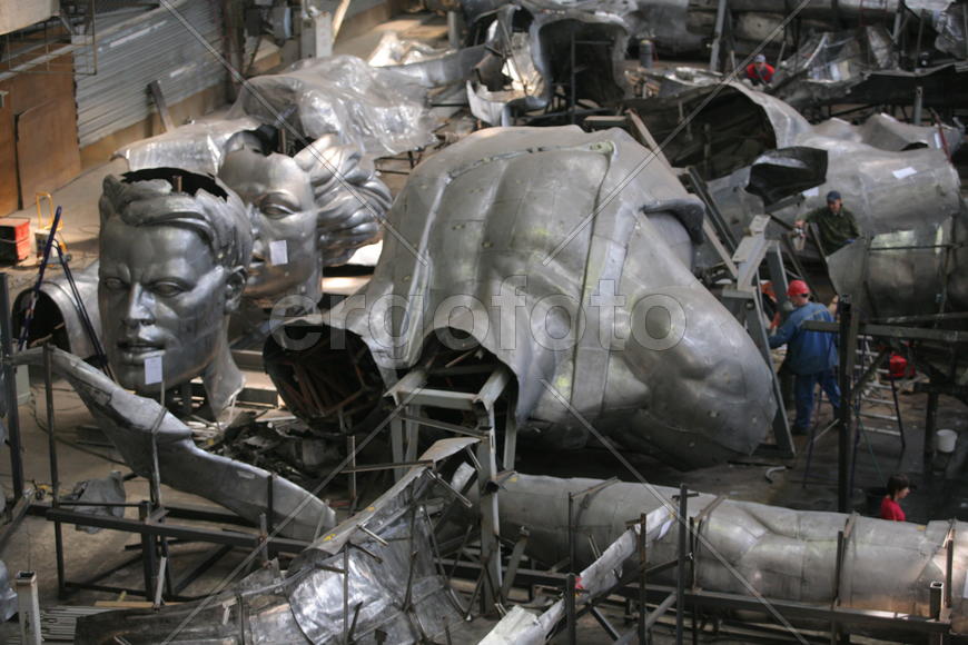 Реставрация статуи "Рабочий и колхозница"