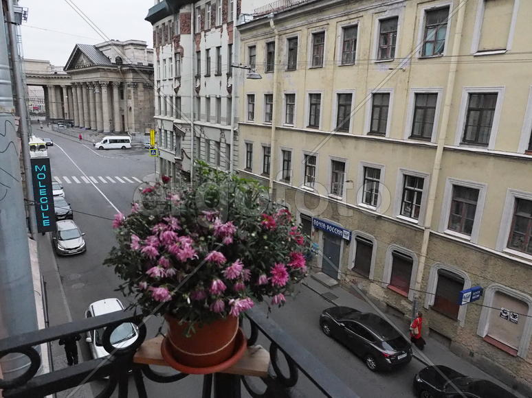 Вид из окна гостиницы на городские здания.  Достопримечательности Санкт-Петербурга 