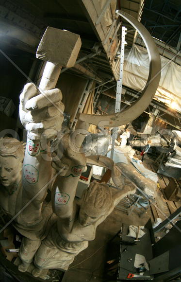 Реставрация статуи "Рабочий и колхозница"