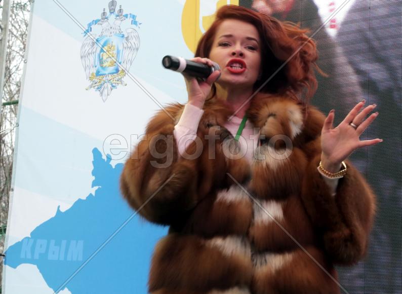 Певица Елена Князева выступает на Всероссийской гонке ГТО