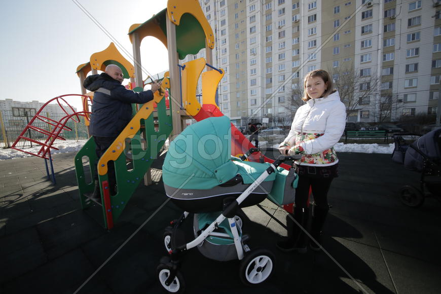 плотник РЭУ-5 Иван Алексеев и жительница дома 8 по ул.Цимлянской  Светлана Петрова 