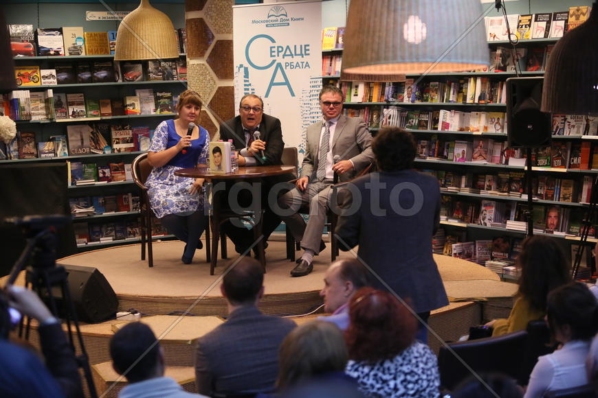 Итальянский певец Робертино Лоретти  во время презентации автобиографической книги 