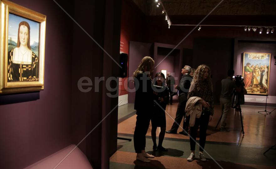 Выставка Рафаэля в ГМИИ им. А.С.Пушкина.  Посетители внимательно изучают шедевры художника