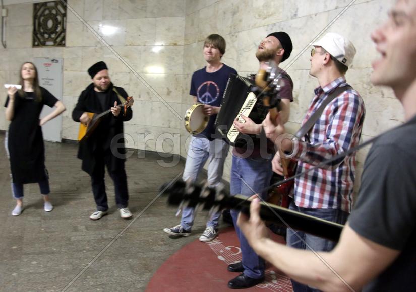 Музыканты ансамбля "Люди вольные" выступают на станции метро "Комсомольская". Москва. Россия 