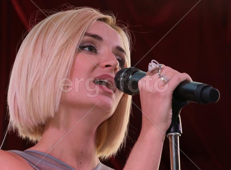 Певица Полина Гагарина на концерте в Кунцево-плаза