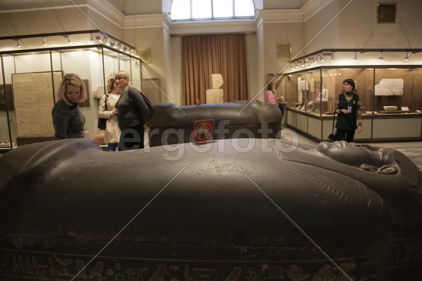 Туристы в музее Эрмитаж. Санкт-Петербруг