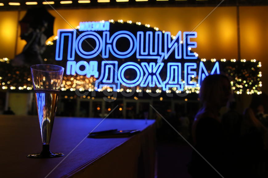 Премьера мюзикла "Поющие под дождем"