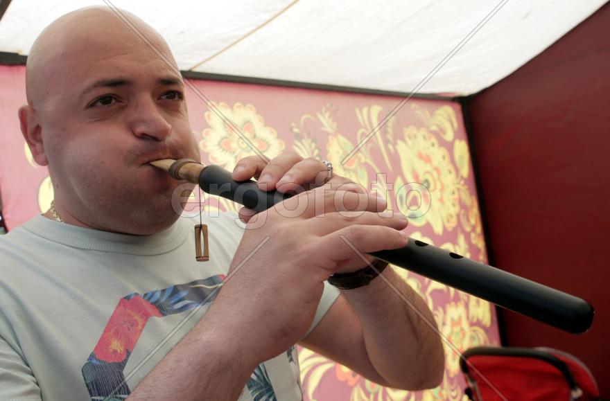 Дундукист Оганес Казарян. Праздник "Абрикос" в парке Музеон, 10 июля 2016 года. 