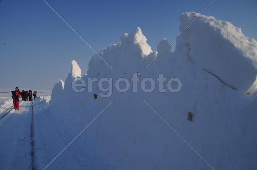 Чистка снега в тундре. Ямало-ненецкий  автономный округ. Город Салехард, поселок Лабытнанги. фото Се