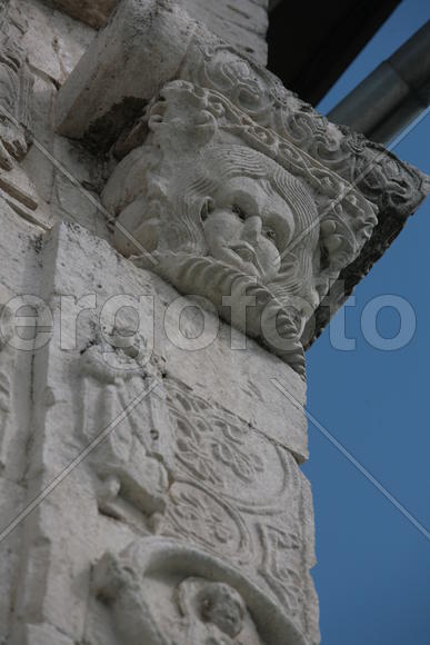 Юрьев-Польский, Владимирская область, 
Георгиевская церковь, построена в середине 13 века. Стены ук