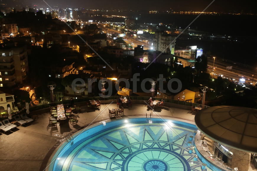 Ливан освещенный ночными огнями. Панорамный вид на город. 