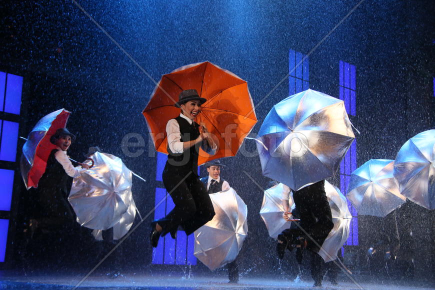 Премьера мюзикла "Поющие под дождем"