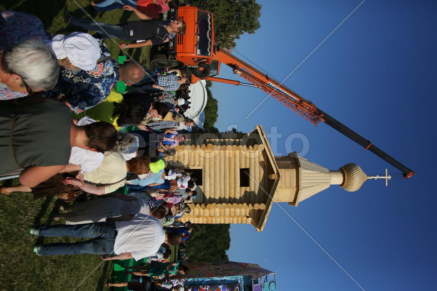 Деревянная церковь, возведенная за один день специально для фестиваля.