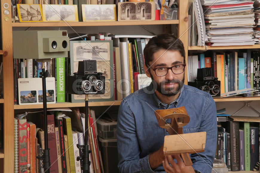 Историк Роман Шмидт демонстрирует деревяные очки с увелечительными стеклами 