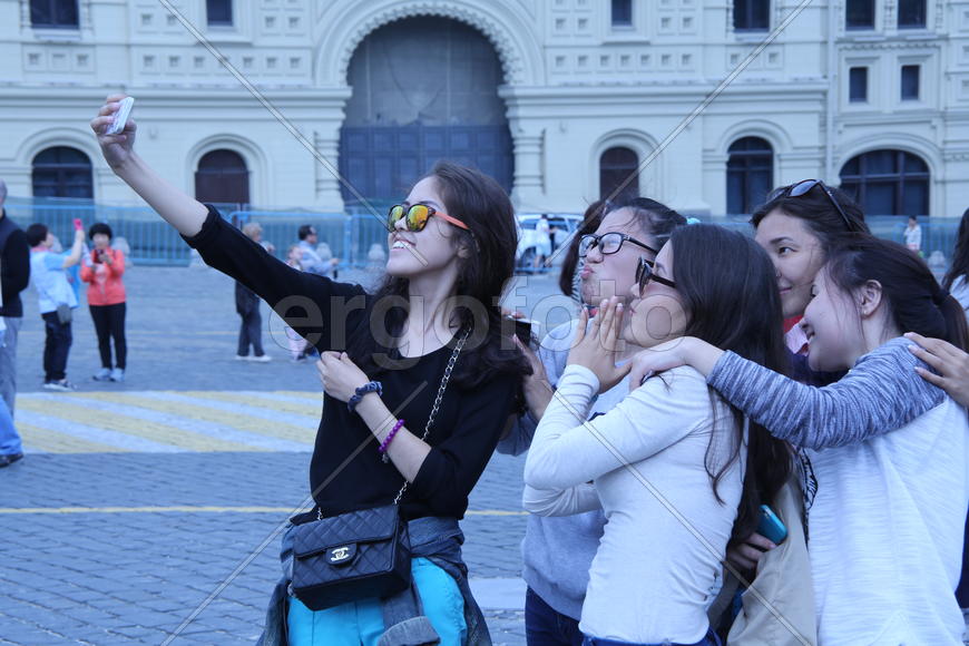 Китайские туристки на Красной площади делают селфи