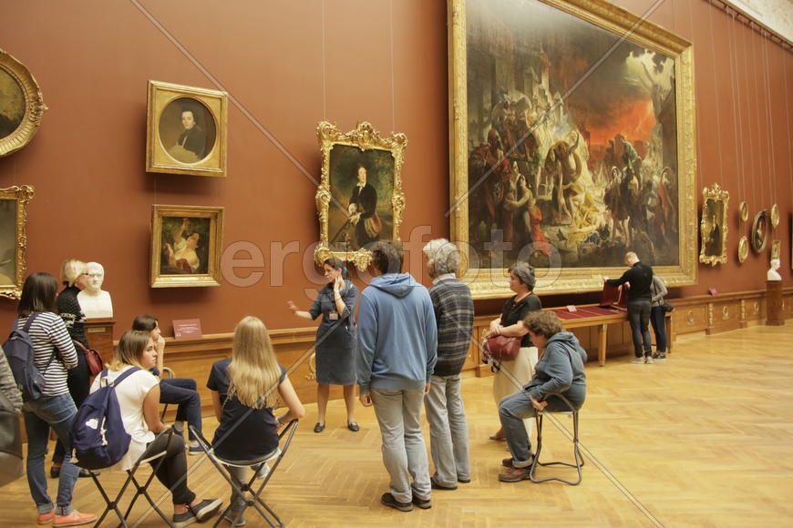 Посетители в залах. Русский музей. Санкт-Петербруг