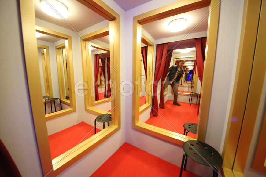 Инсталляция Леандро Эрлиха "Примерочные" - Lexus Hybrid Art