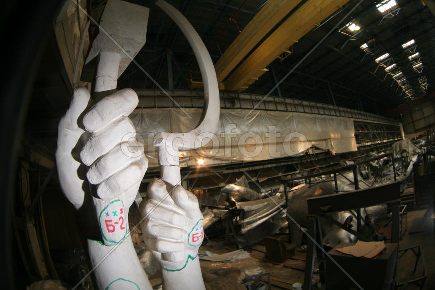 Реставрация статуи "Рабочий и колхозница"