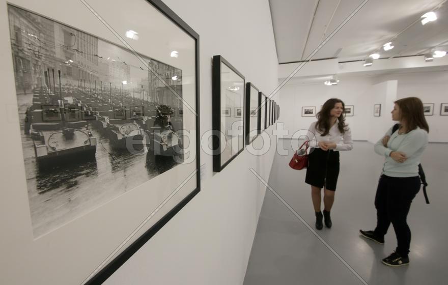 Посетительницы МАММ у работ Аркадия Шайхета