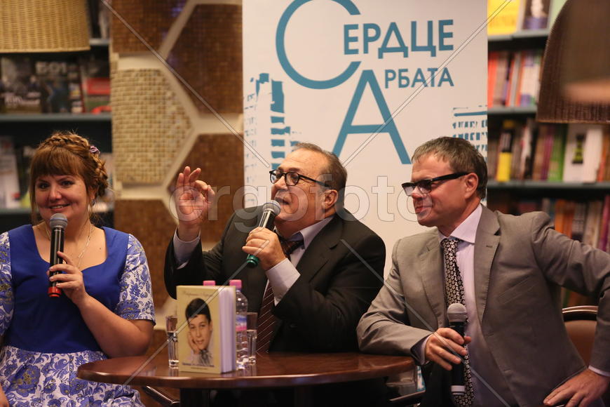 Итальянский певец Робертино Лоретти  во время презентации автобиографической книги 