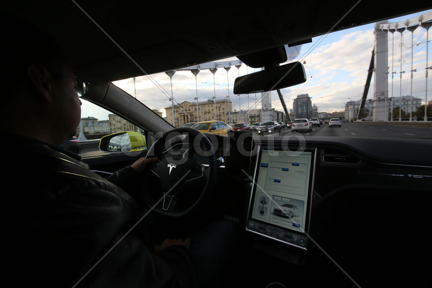 Первая в России электрозарядка. Электромобиль Tesla.