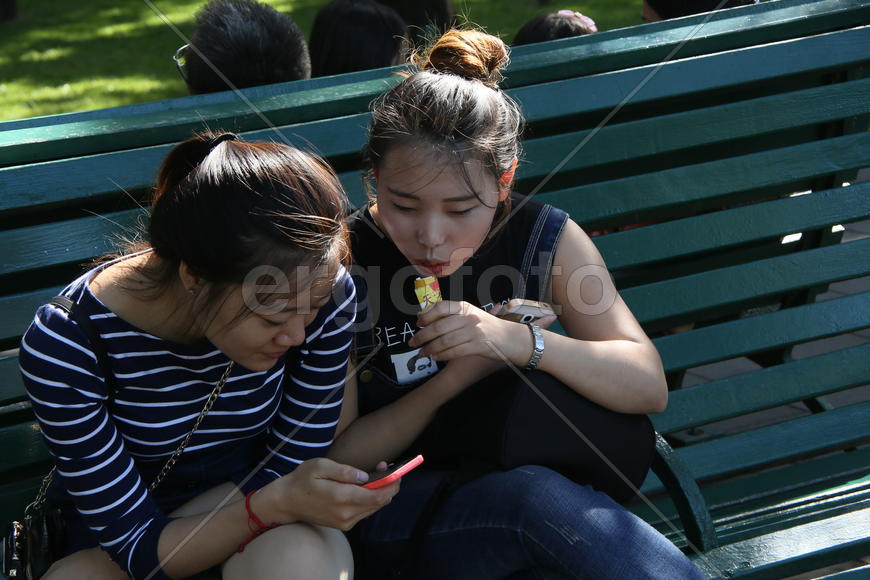 Пекин. Сентябрь 2015. Девушки на скамейке