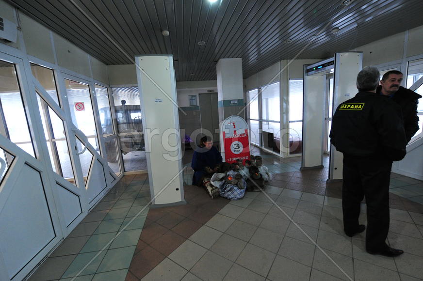 Коренной житель коми продает поделки на вокзале Лабытнанги Ямало-ненецкий  автономный округ. Город С