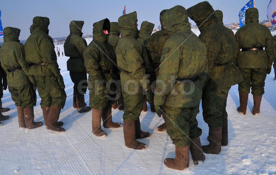 Солдаты на морозе во время лыжной гонки Лыжня России 2012. фото Сергей Шахиджанян. 12 февраля 2012. 