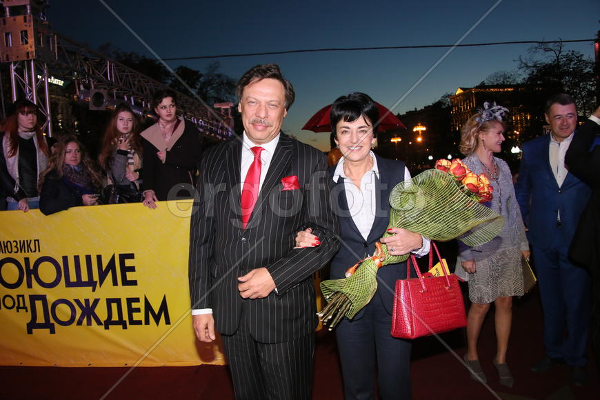 Михаил Барщевский с супругой перед началом мюзикла "поющие под дождем"