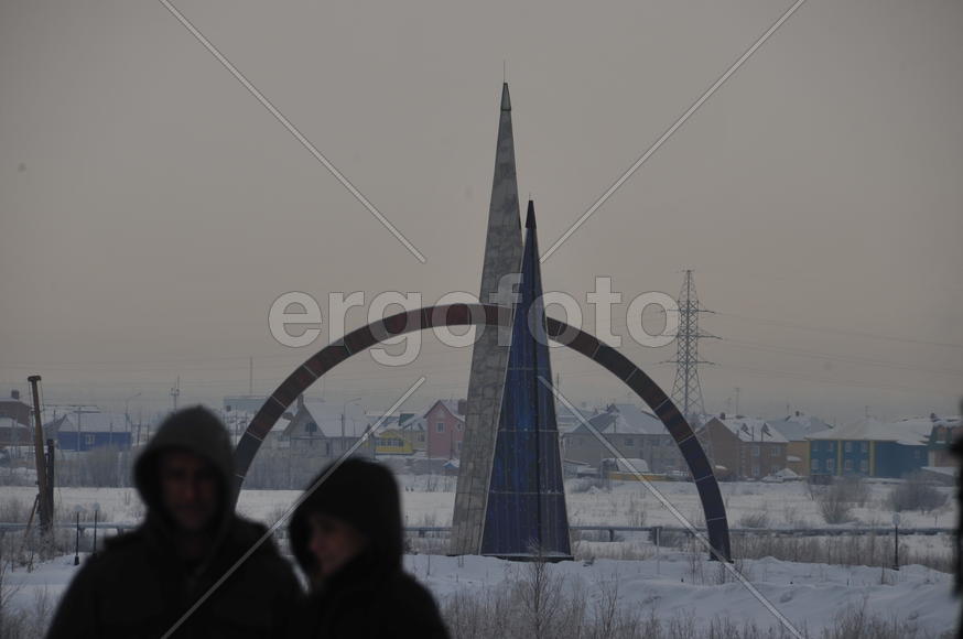 Памятный знак Полярный круг. Ямало-ненецкий  автономный округ. Город Салехард, поселок Лабытнанги. ф