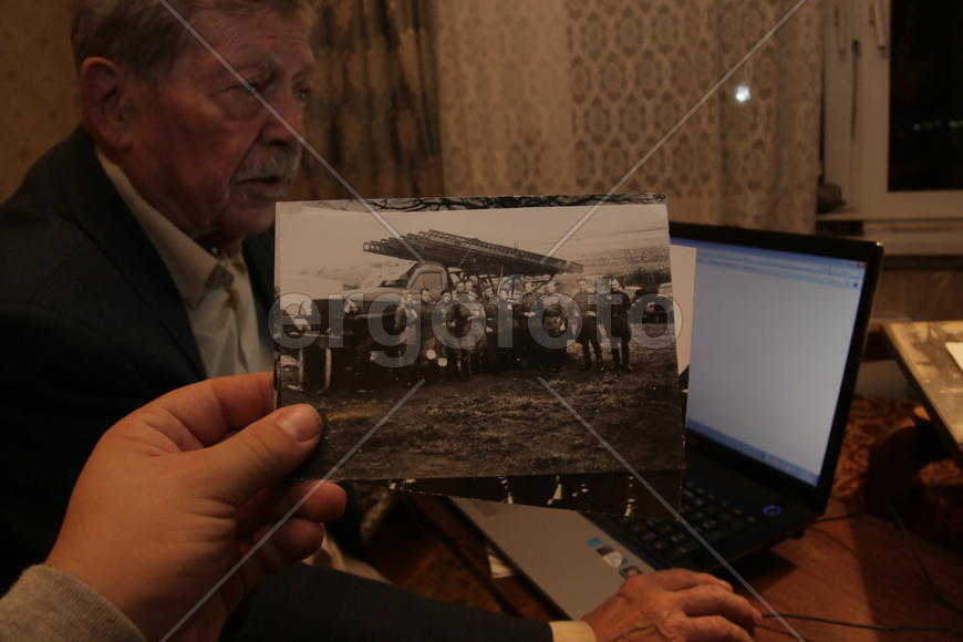 Участник обороны Москвы Юрий Семичковский на черно-белой фронтовой фотографии 