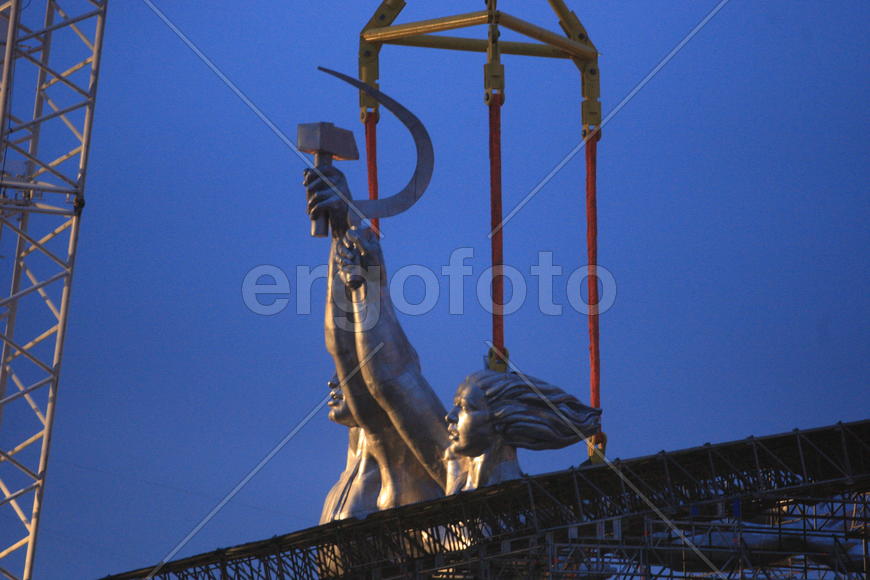 Реставрация статуи "Рабочий и колхозница"