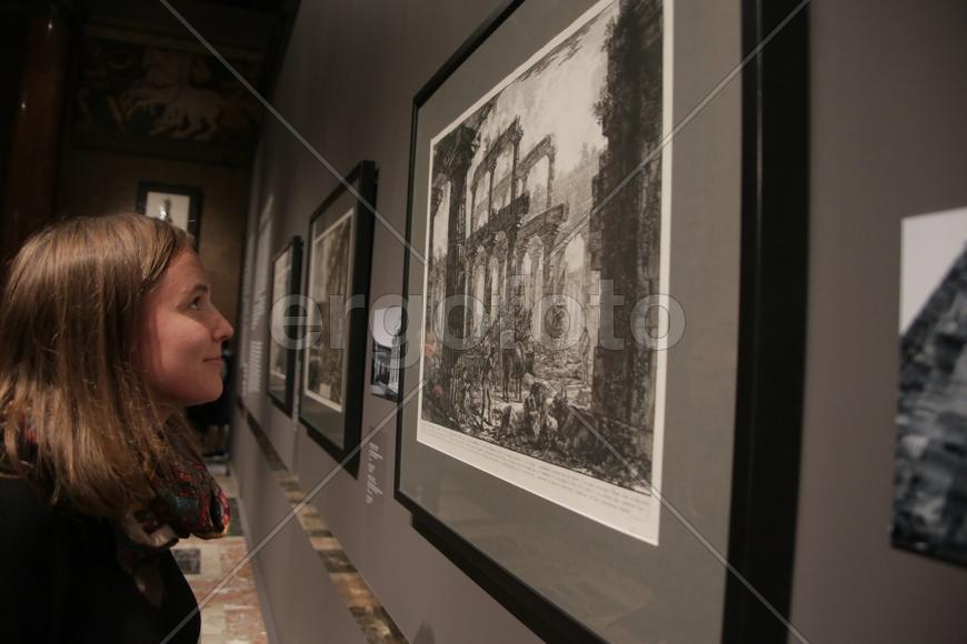 Мария Дунина на выставке "Пиранези"