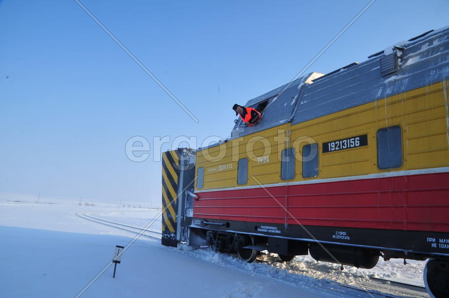 Чистка снега в тундре. Ямало-ненецкий  автономный округ. Город Салехард, поселок Лабытнанги. фото Се