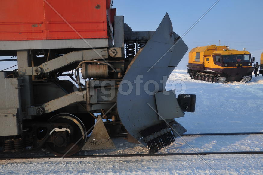 Чистка снега в тундре. Ямало-ненецкий  автономный округ. Город Салехард, поселок Лабытнанги. фото Се