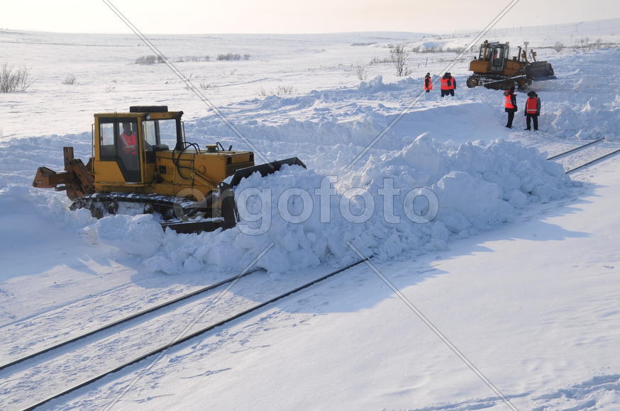 Чистка снега в тундре. Ямало-ненецкий  автономный округ. Город Салехард, поселок Лабытнанги. фото Се