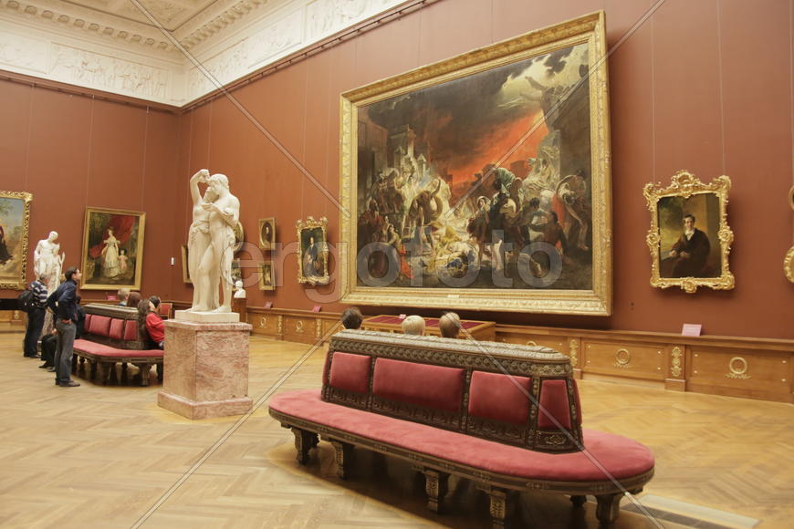 Посетители в залах. Русский музей. Санкт-Петербруг