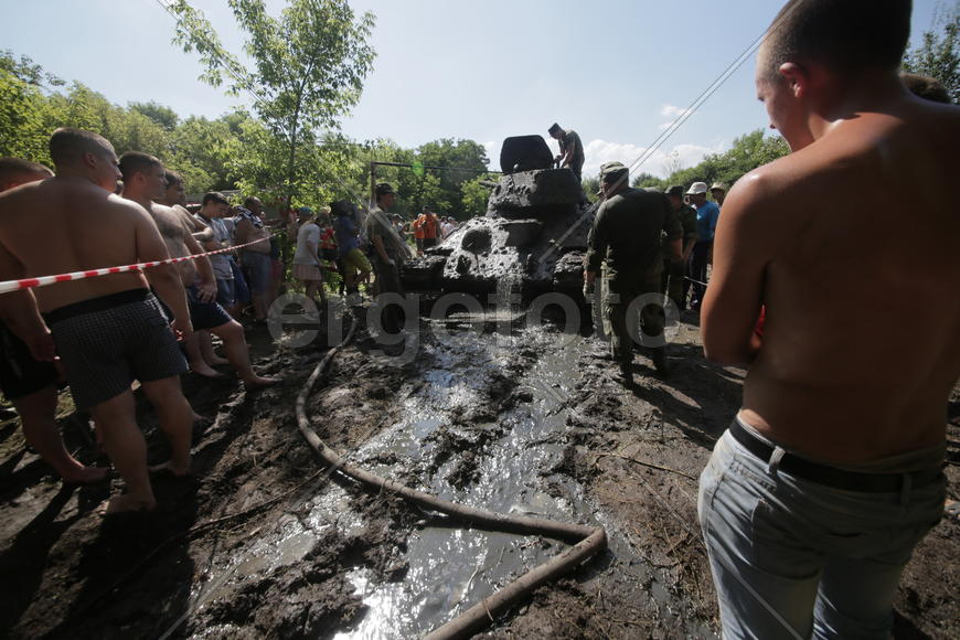Подъем танка Т-34 из реки Дон