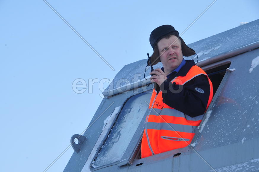 Чистка снега в тундре. Ямало-ненецкий  автономный округ. Город Салехард, поселок Лабытнанги. фото Се