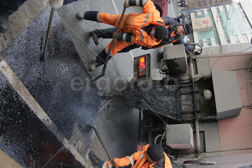  Юрий Свечников, бригадир Роман Пеляницын, Артур Банковский за работой на ул.Авиамоторная, дом 12.