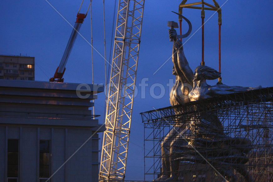 Реставрация статуи "Рабочий и колхозница"